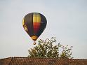 Heissluftballon faehrt an uns vorbei